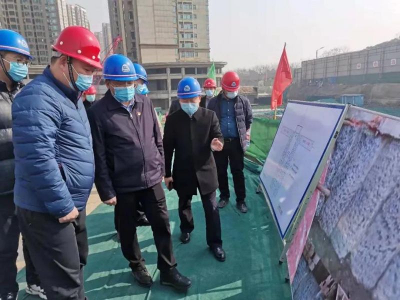 市委常委、市政府黨組成員魏建平調研左掖門游園停車場項目建設工作